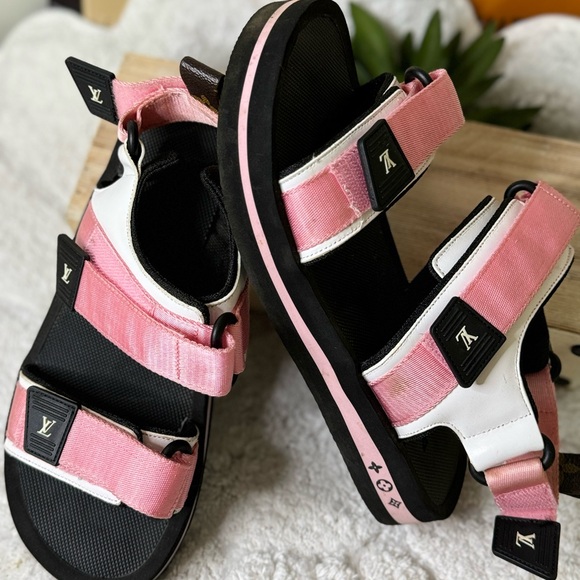 authentic pair of LOUIS VUITTON Monogram Flat Arcade Sandals 
size 38 - Picture 3 of 9